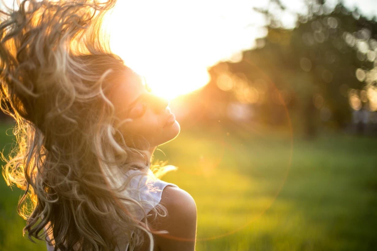 women flauting her hair